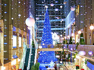 高さ約22ｍの銀色クリスマスツリー・LEDのブルーツリー　神戸ハーバーランドのクリスマス